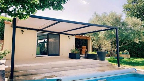 Installation d'une pergola avec une toile micro perforée