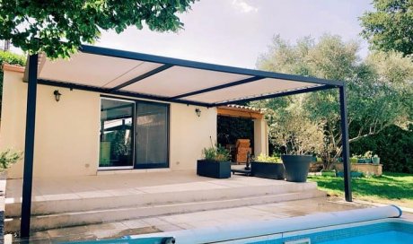 Installation d'une pergola avec une toile micro perforée